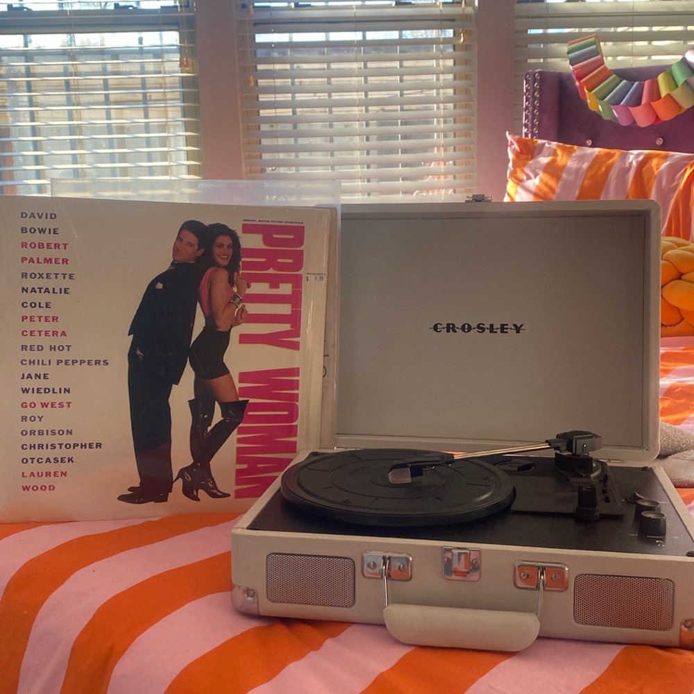 Grey Classic Crosley with Bluetooth feature
Model: CR8005F-WS
